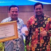Rektor Uniku berfoto bersama usai menerima anugerah Gold Winner